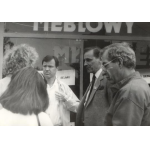 Grupa amerykańskich obserwatorów w rozmowie ze Zbigniewem Romaszewskim. Kongresmen Cox w białej wiatrówce i dziennikarz Lindenberg z prawej. 